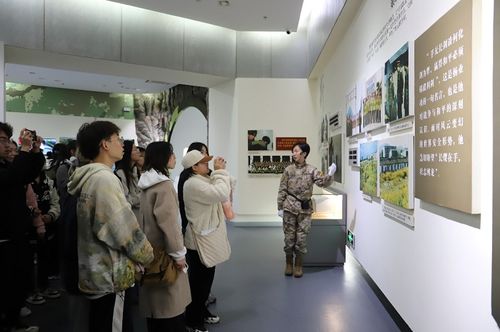 賡續(xù)英烈精神 傳承紅色血脈 藝術(shù)學(xué)院組織開展 清明祭英烈 共筑中華魂〞愛國主義教育活動